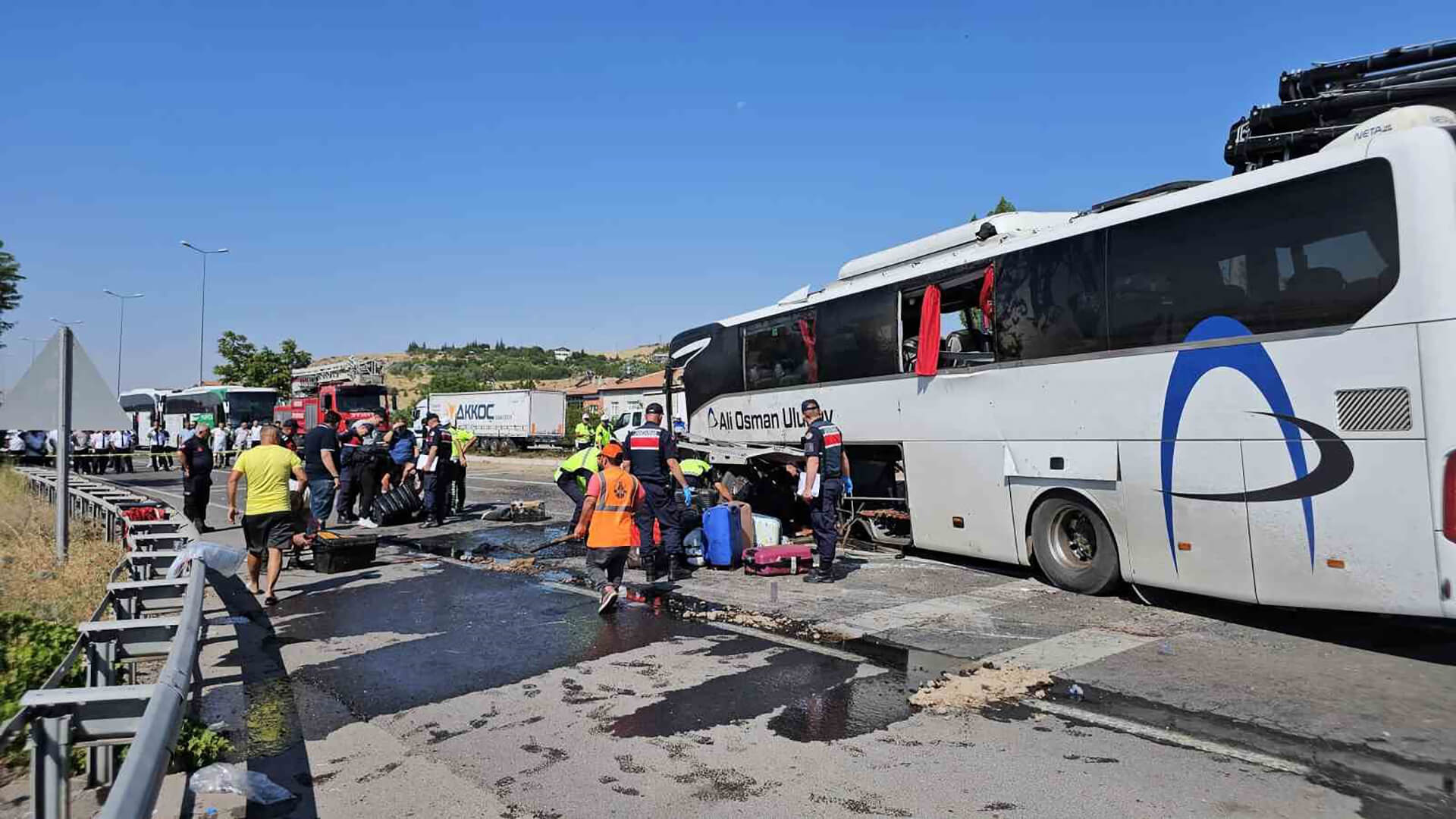 Yolcu Otobüsü Kazasında 1 Ölü, 24 Kişi Yaralandı